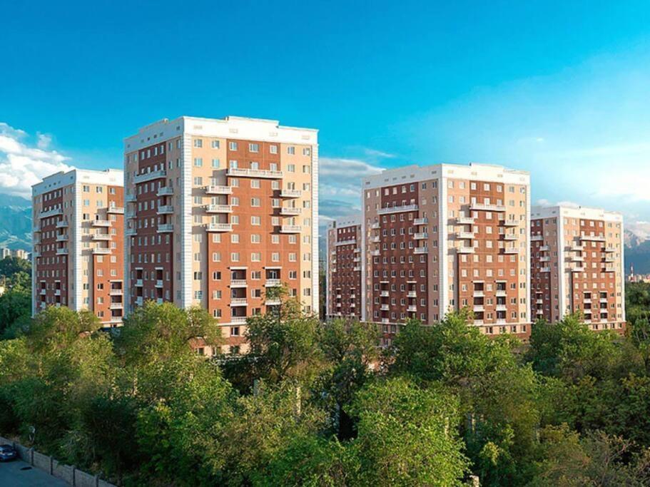 Уютная Квартира В Центре Возле Адк Almatý Exterior foto