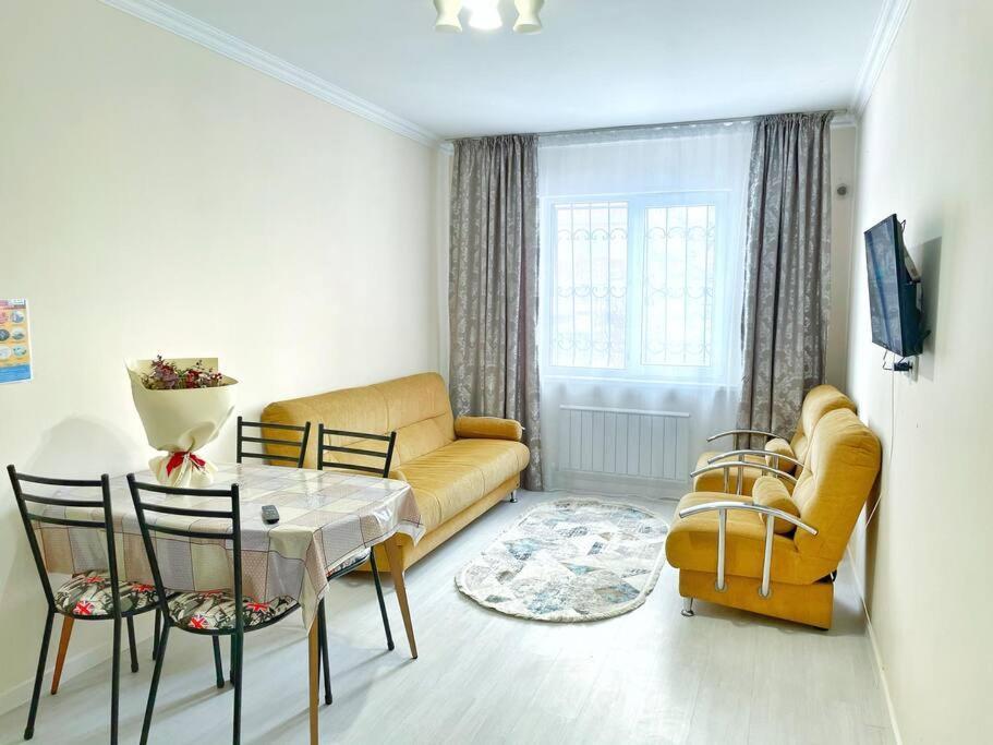 Уютная Квартира В Центре Возле Адк Almatý Exterior foto
