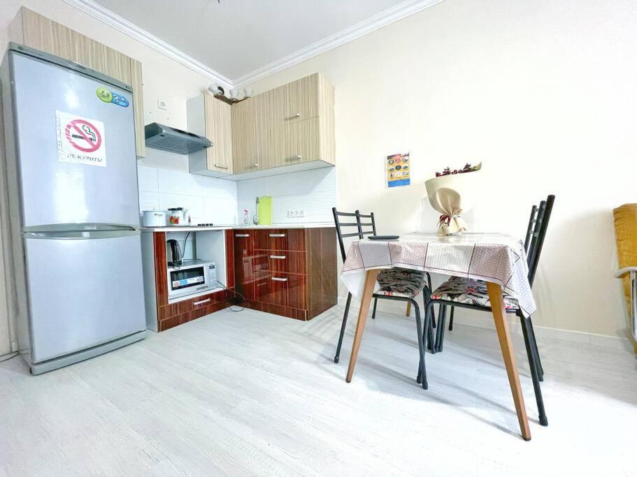Уютная Квартира В Центре Возле Адк Almatý Exterior foto