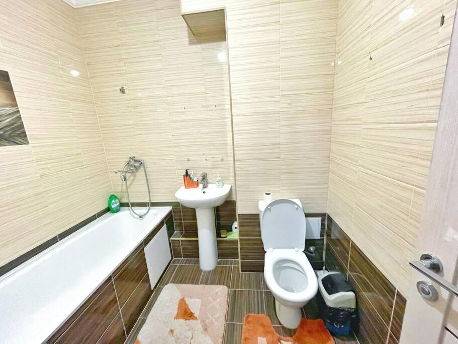 Уютная Квартира В Центре Возле Адк Almatý Exterior foto